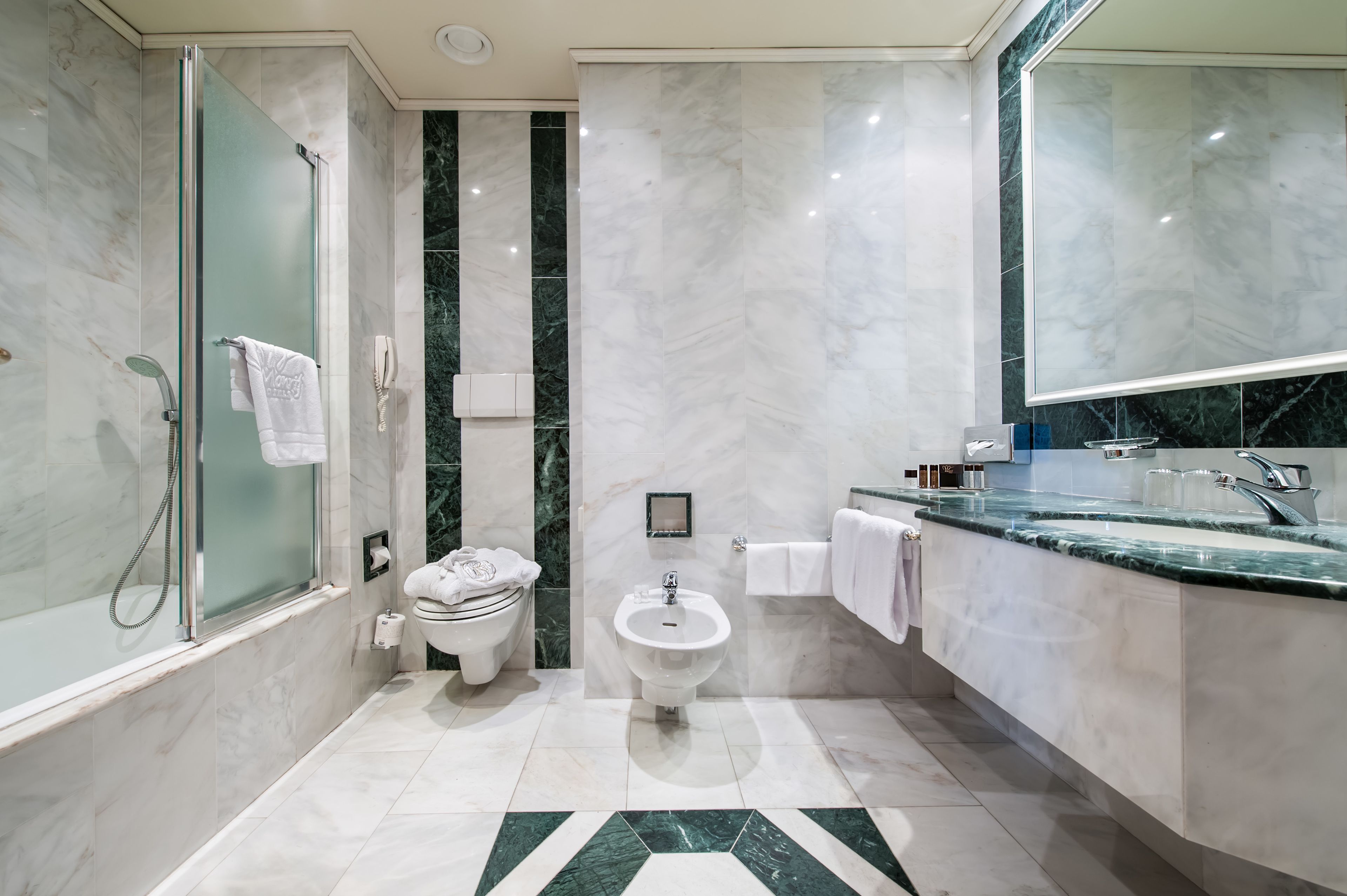 junior suite, 1 queen bed | bathroom | free toiletries, hair dryer, bidet, towels