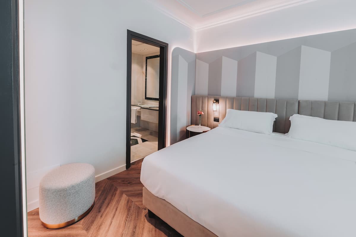 junior suite, 1 king bed | 1 bedroom, down duvets, minibar, in-room safe