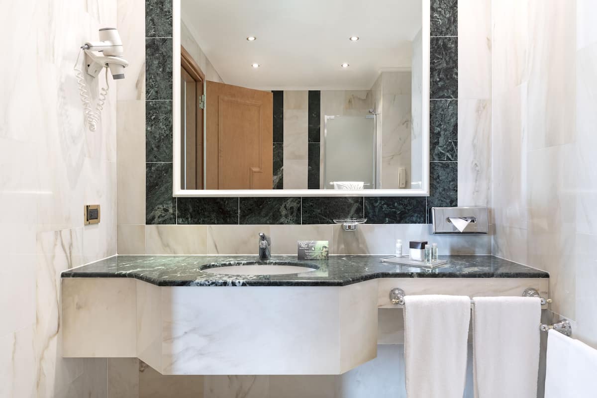 Gratis toalettartiklar, hårtork, bidé och handdukar