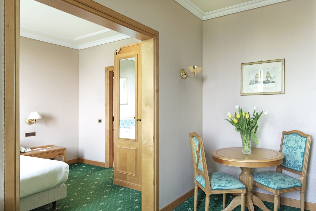 1 sovrum, duntäcken, minibar och värdeförvaringsskåp på rummet