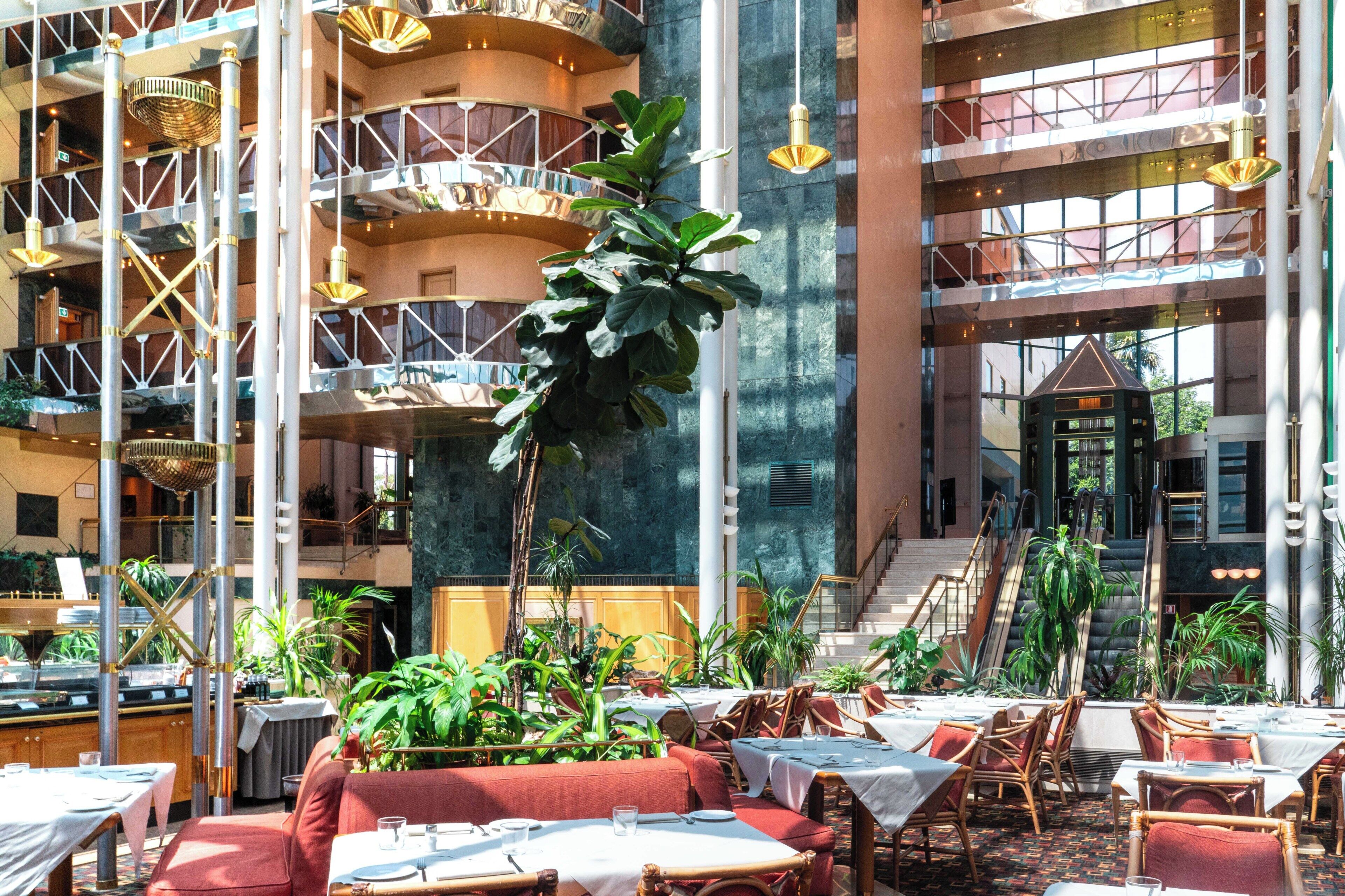 يتم تقديم الإفطار والغداء والعشاء 