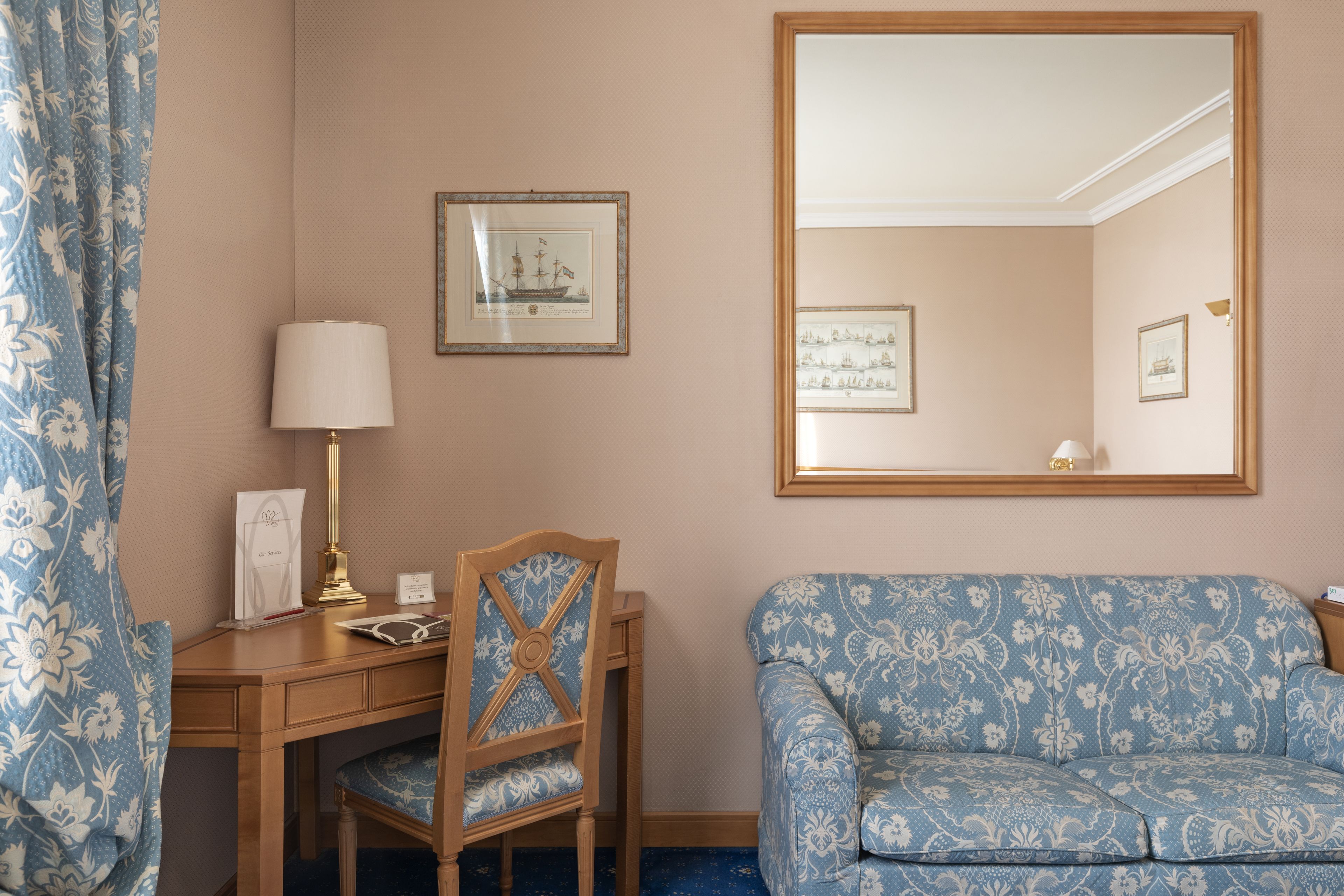 classic twin room | living area