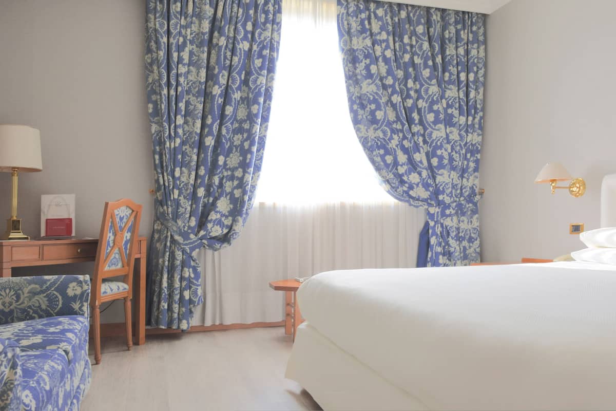 1 sovrum, duntäcken, minibar och värdeförvaringsskåp på rummet