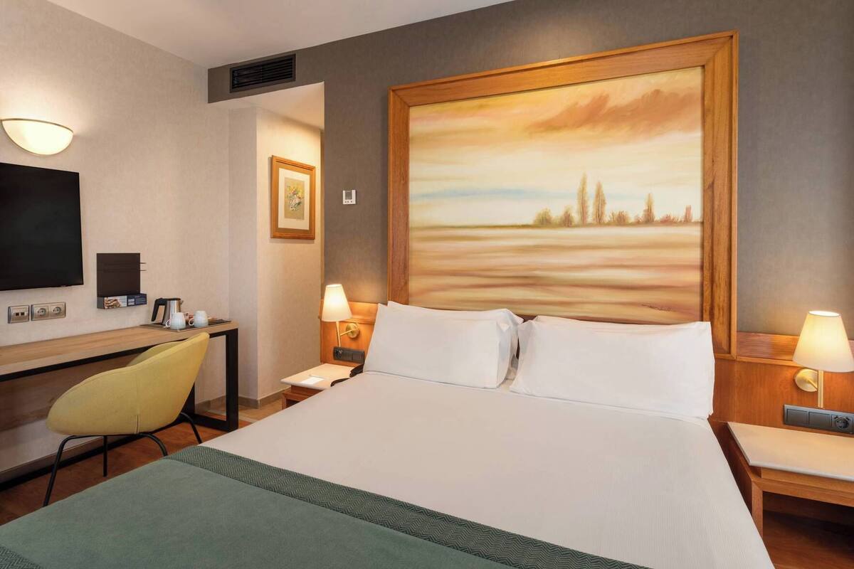Minibar, in-room safe, desk, WiFi (free)