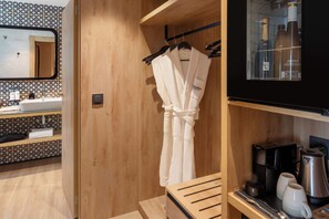 1 chambre, minibar, coffres-forts dans les chambres, bureau