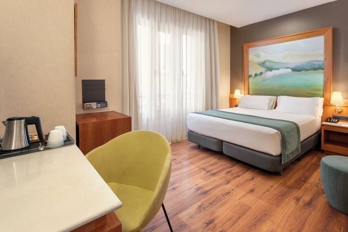 Single Room | Minibar, in-room safe, desk, WiFi (free)