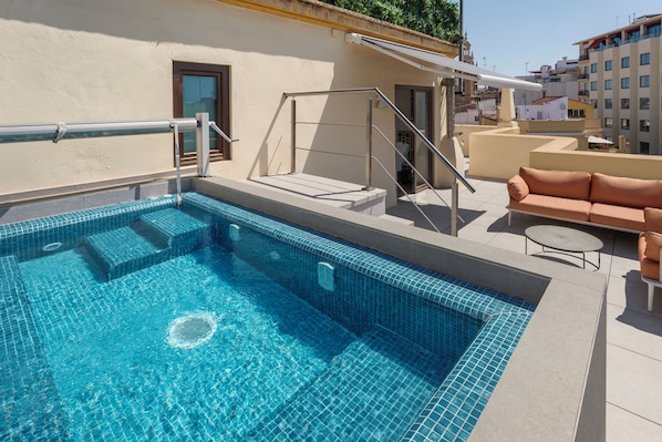 Minibar, in-room safe, desk, free WiFi