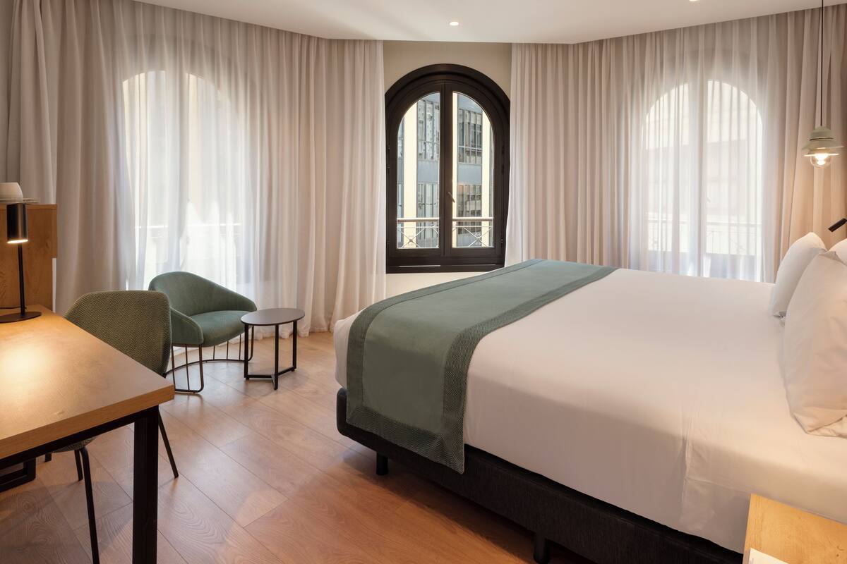 Minibar, in-room safe, desk, WiFi (free)