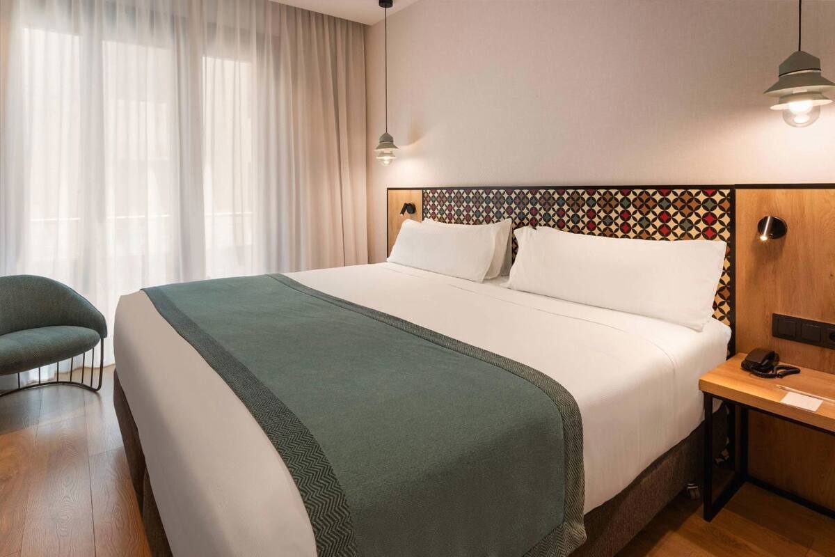 Minibar, in-room safe, desk, WiFi (free)
