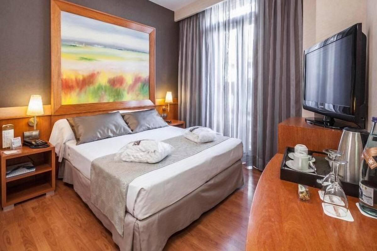 Minibar, in-room safe, desk, WiFi (free)