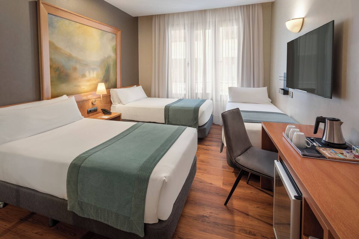 Triple Room | Minibar, in-room safe, desk, WiFi (free)