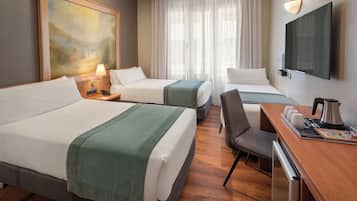 Driepersoonskamer | Een minibar, een kluis op de kamer, een bureau, gratis wifi