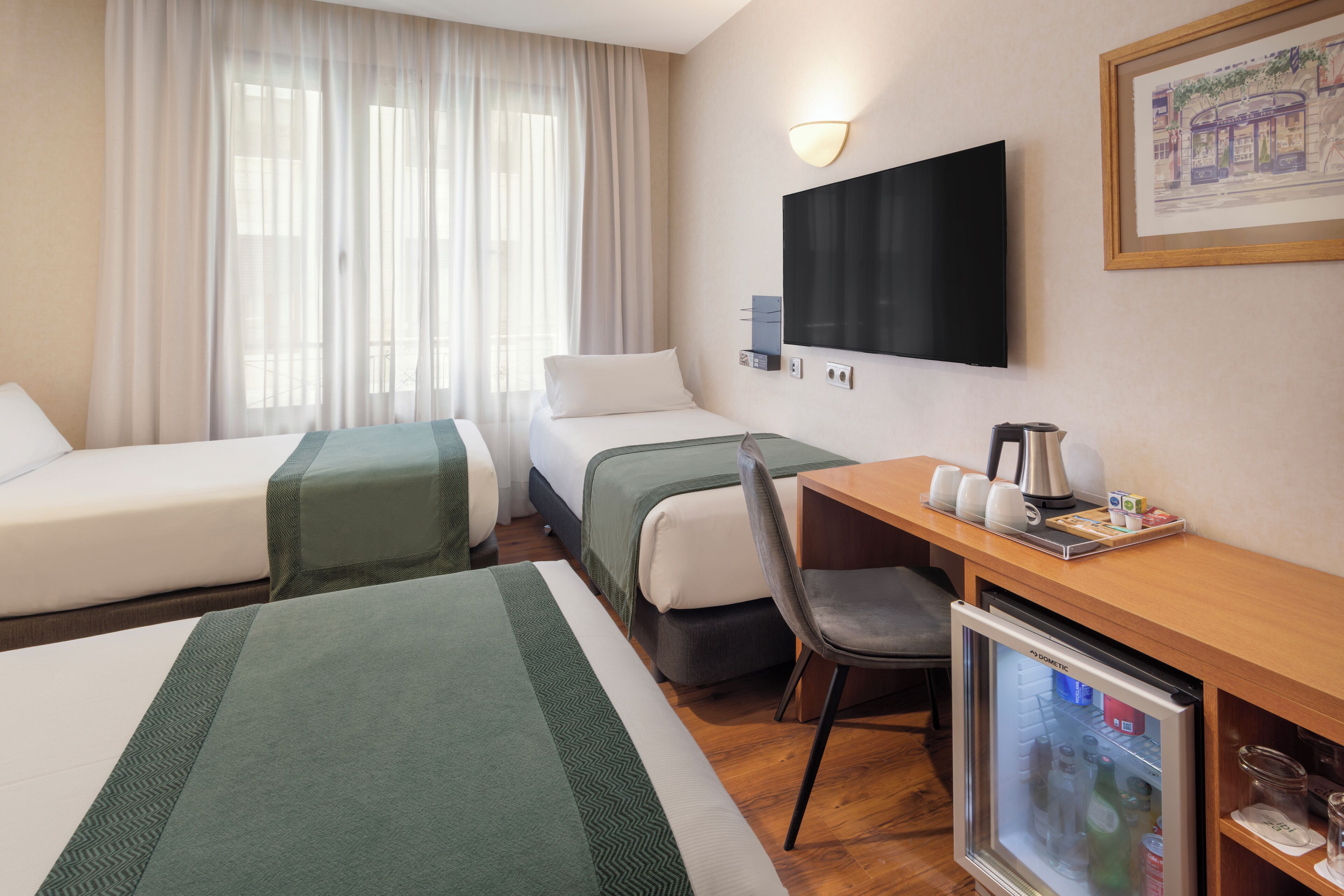 triple room | 1 bedroom, minibar, in-room safe, desk