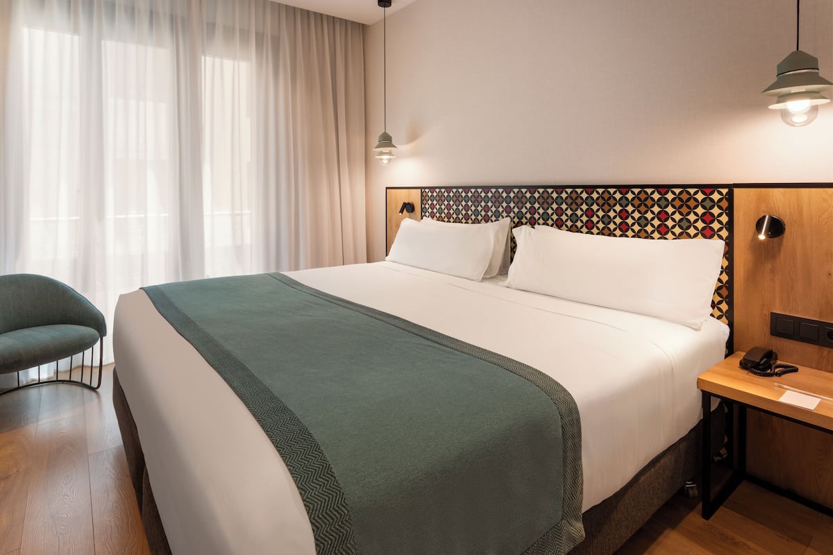 Minibar, in-room safe, desk, WiFi (free)
