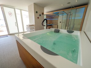 Indoor spa tub