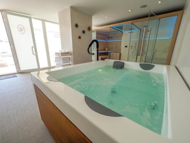 Bañera de hidromasaje interior