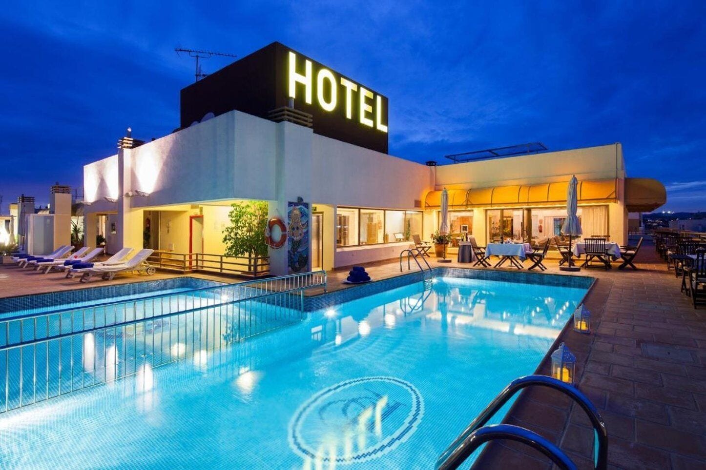 outdoor pool, pool loungers