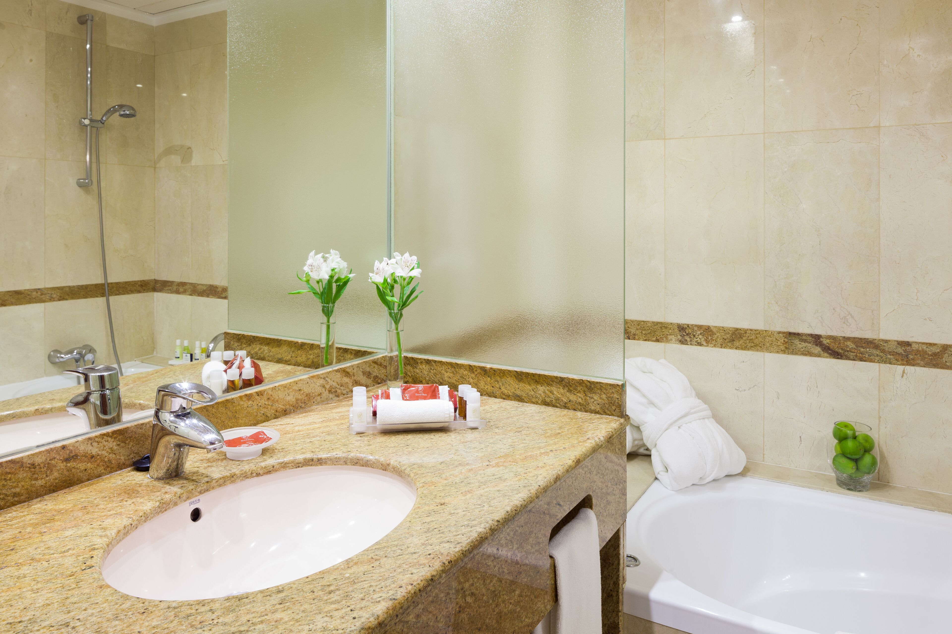 Une salle de bain équipée d’un lavabo, d’un miroir, d’une douche et d’une baignoire.