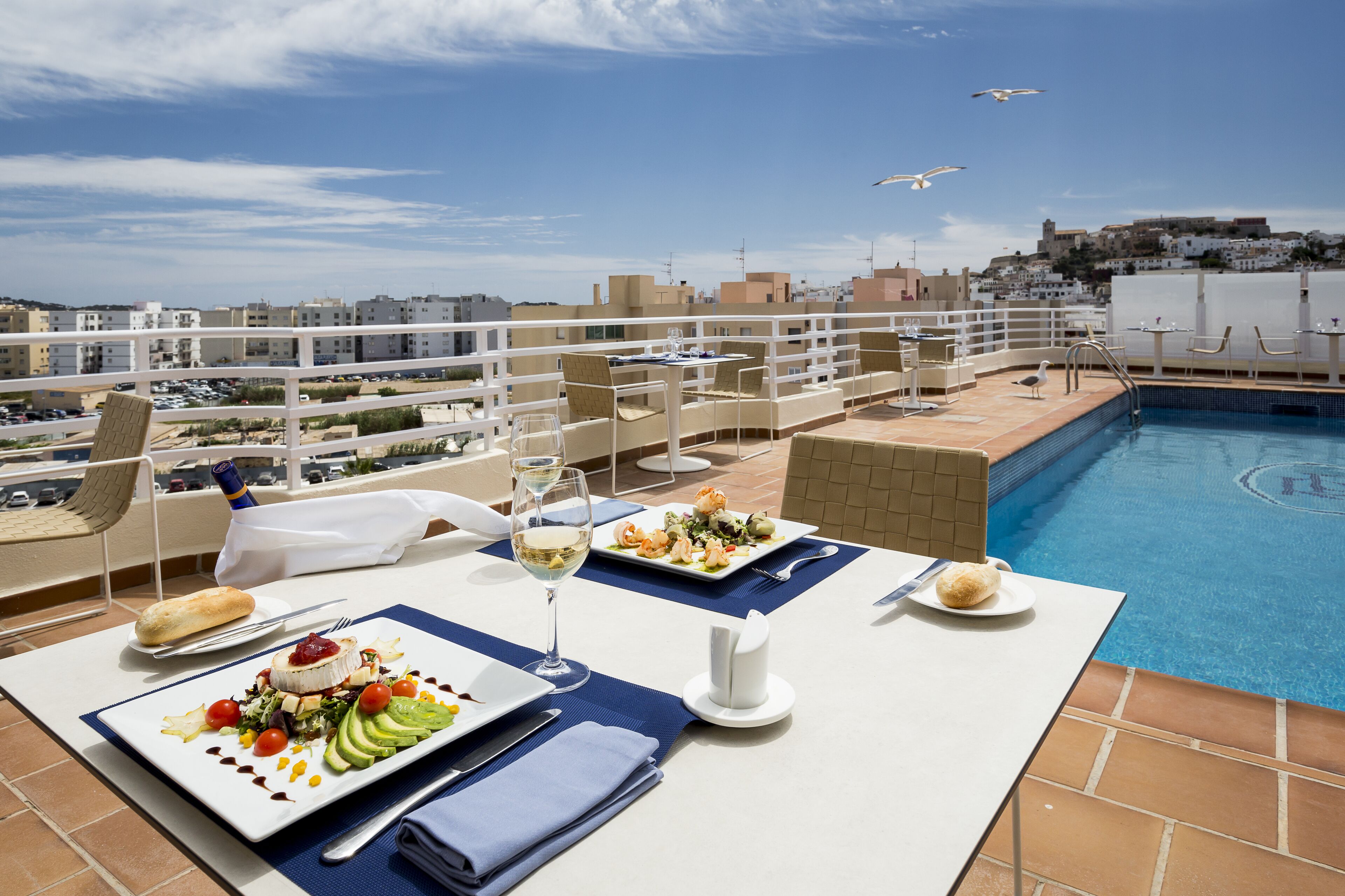Una piscina al aire libre, tumbonas