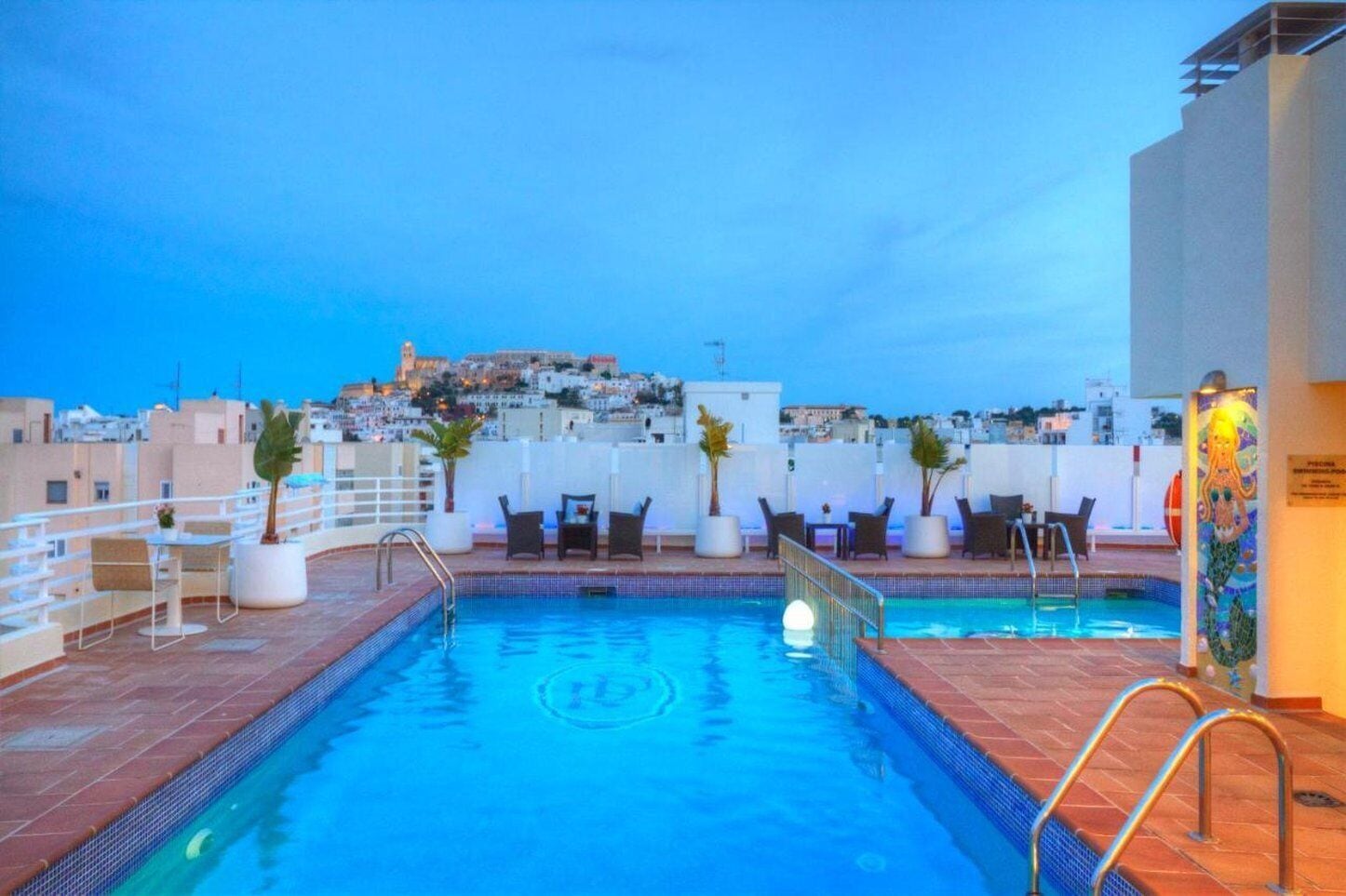 Piscina all'aperto, lettini