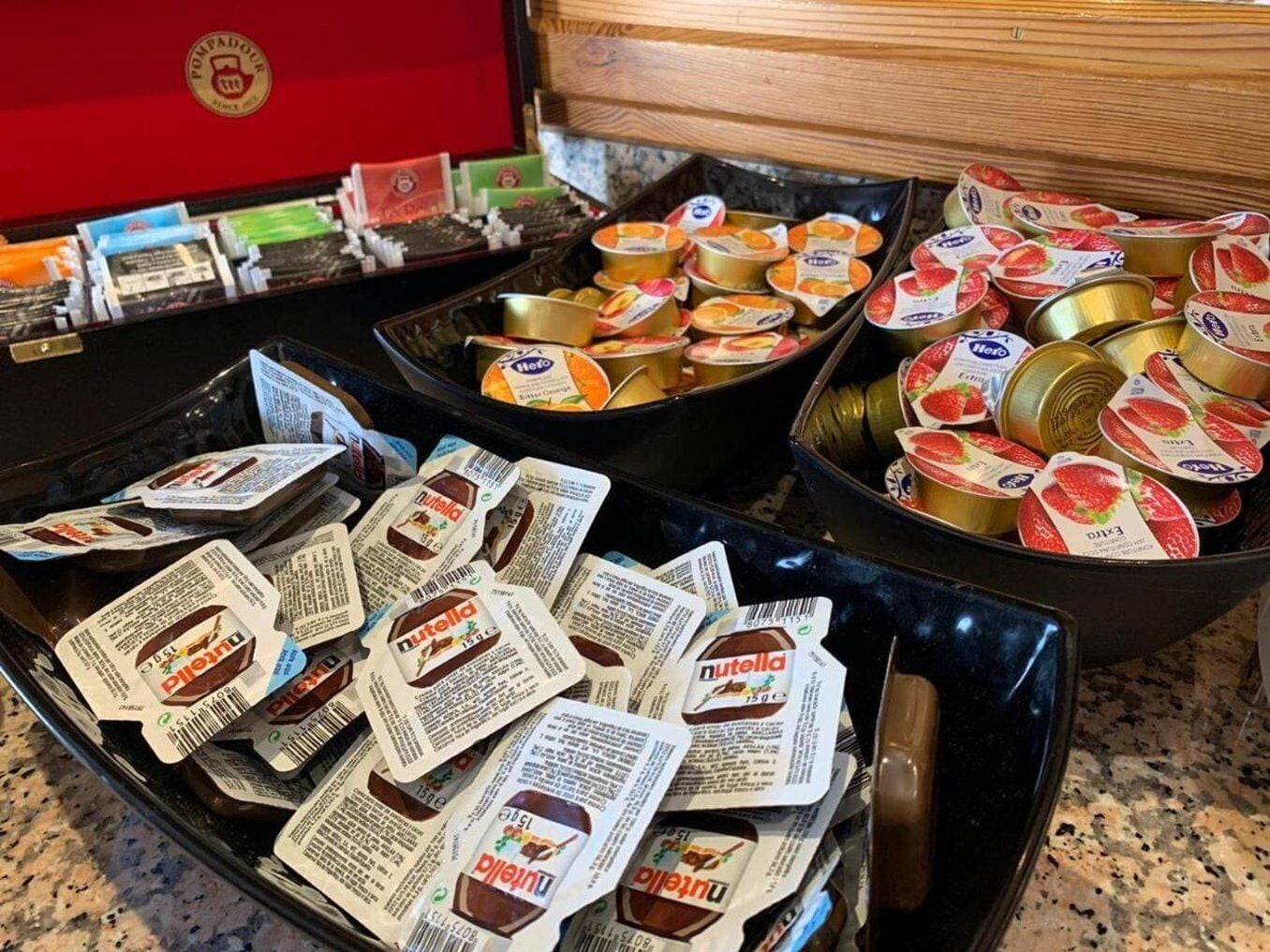 Variedad de alimentos, incluyendo Nutella, Hero y otros productos envasados, en un ambiente de cocina.