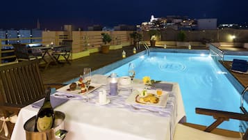 Una piscina al aire libre, tumbonas