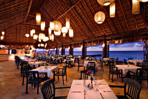 2 restaurantes; se sirven cenas