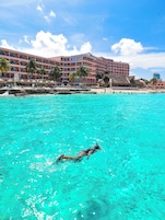En la playa, arena blanca, camas de playa gratis