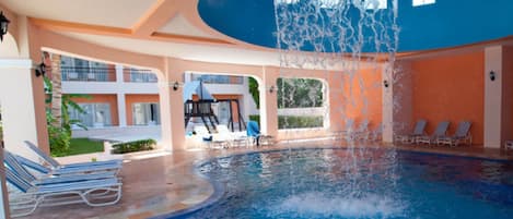 Una piscina cubierta, 5 piscinas al aire libre, tumbonas
