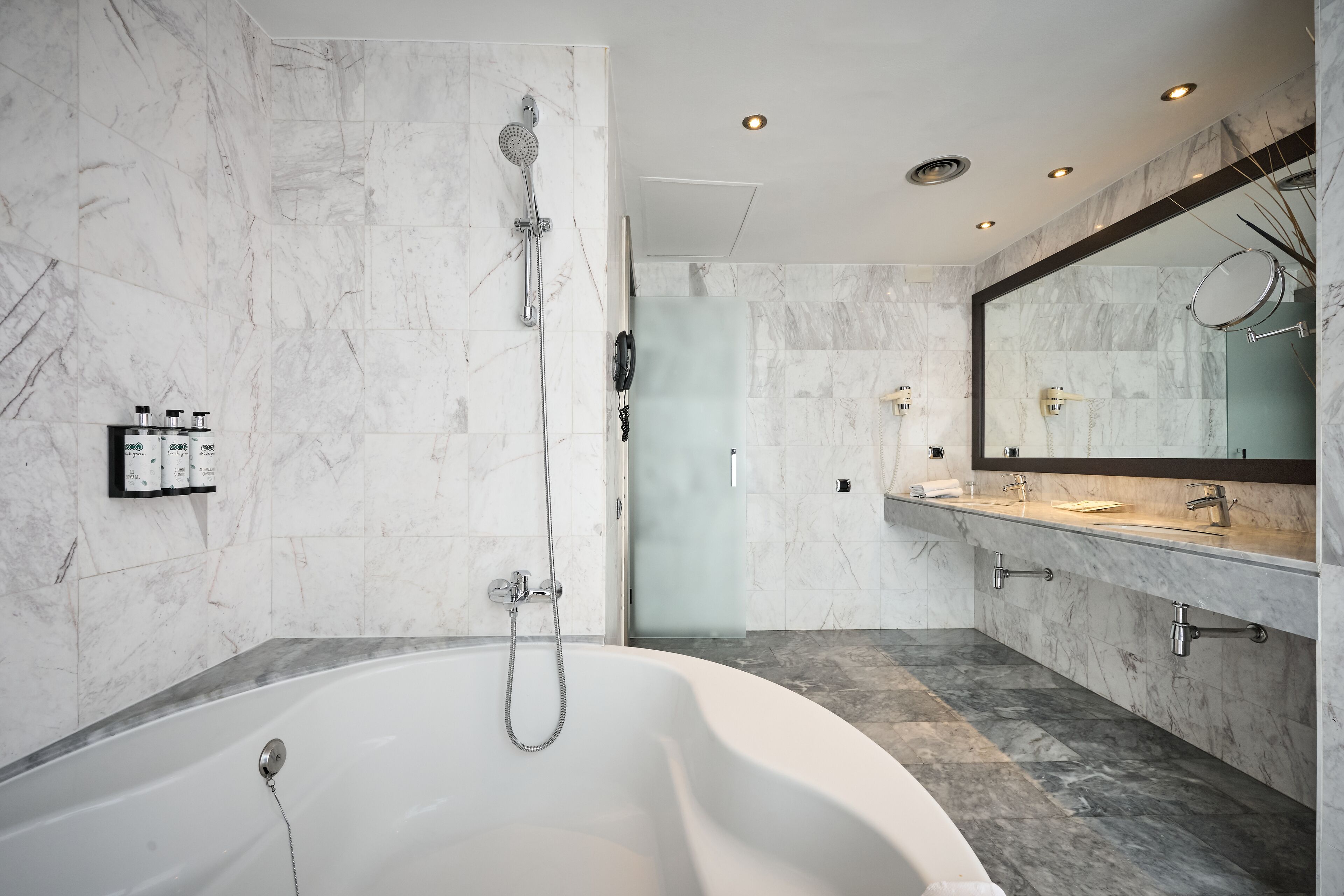 minibar, in-room safe, desk, free wifi