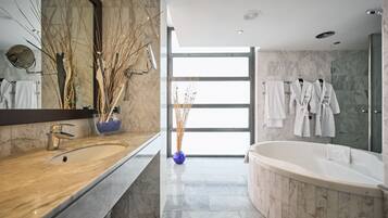 Een bad, milieuvriendelijke toiletartikelen, een haardroger, handdoeken