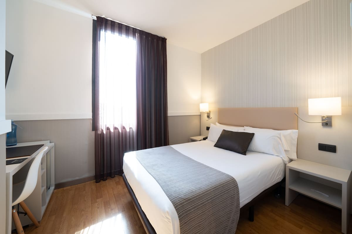 Eenpersoonskamer | 1 slaapkamer, een minibar, een kluis op de kamer, een bureau