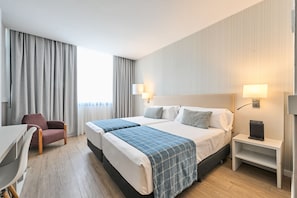 Minibar, Zimmersafe, Schreibtisch, kostenloses WLAN