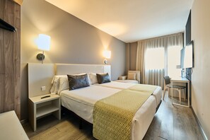 Minibar, brankas, meja kerja, dan Wi-Fi gratis