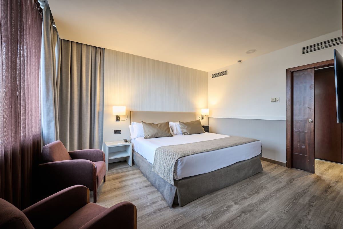 1 slaapkamer, een minibar, een kluis op de kamer, een bureau