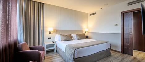 Minibar, safe på rommet, skrivebord og wi-fi (inkludert)