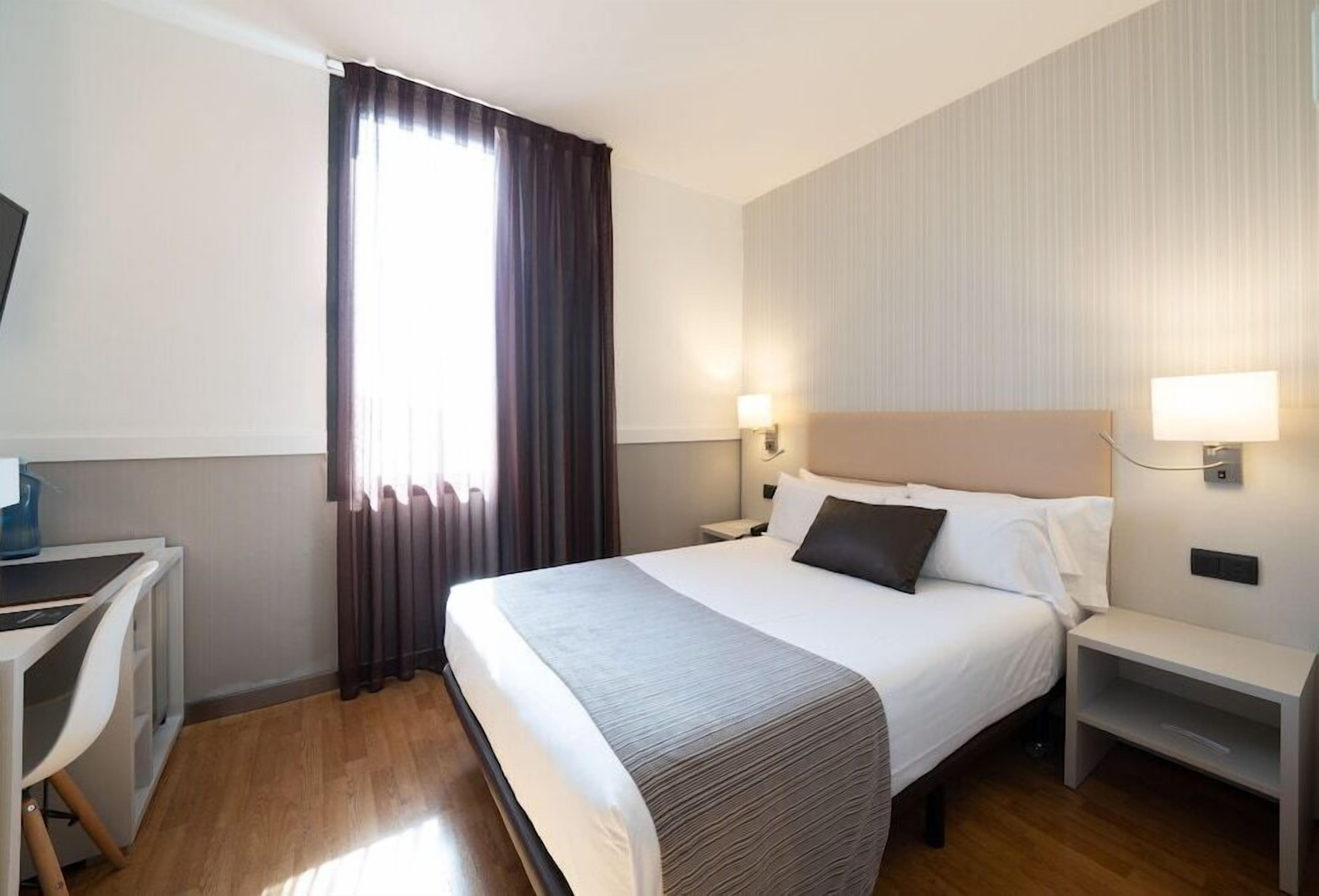 Minibar, in-room safe, desk, free WiFi