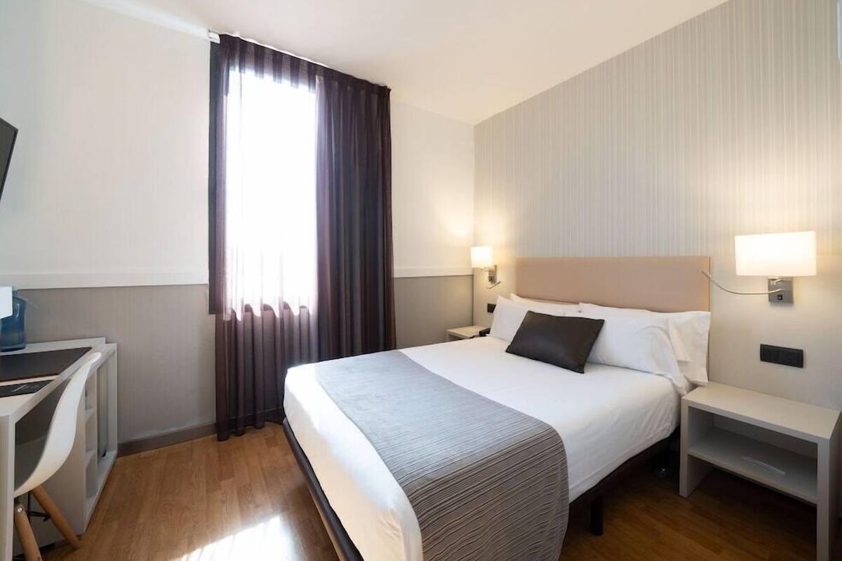 Een minibar, een kluis op de kamer, een bureau, gratis wifi