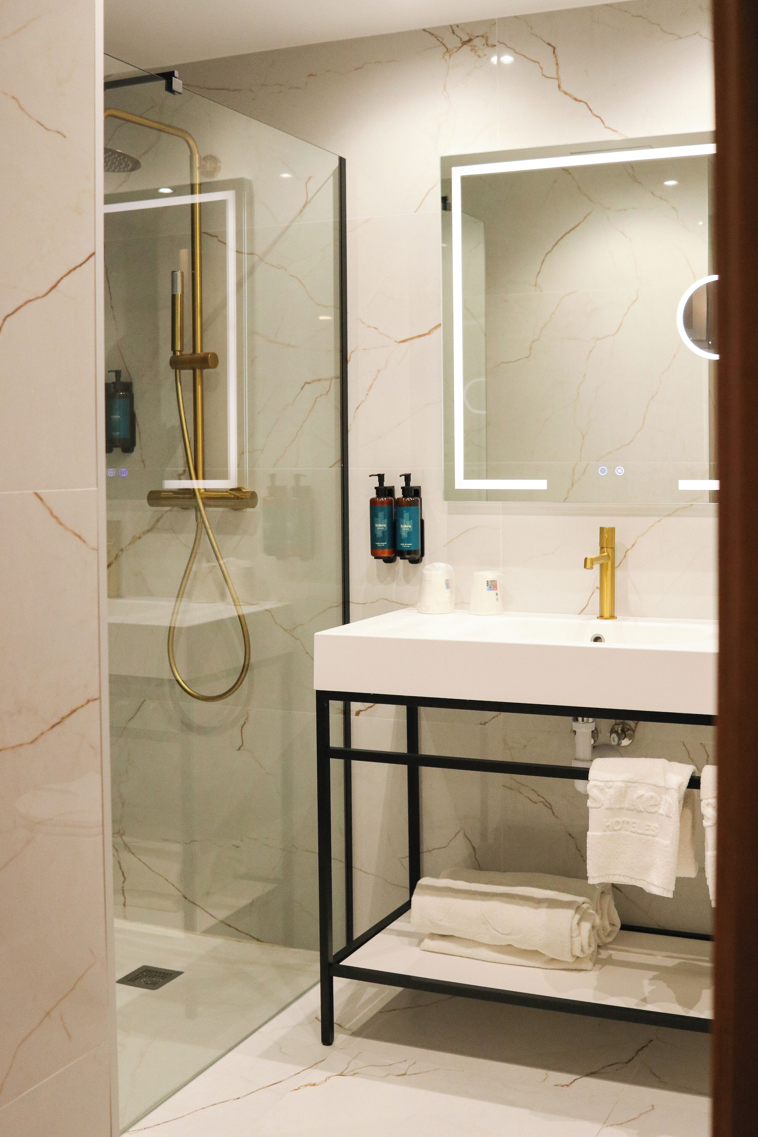 bathtub, free toiletries, towels