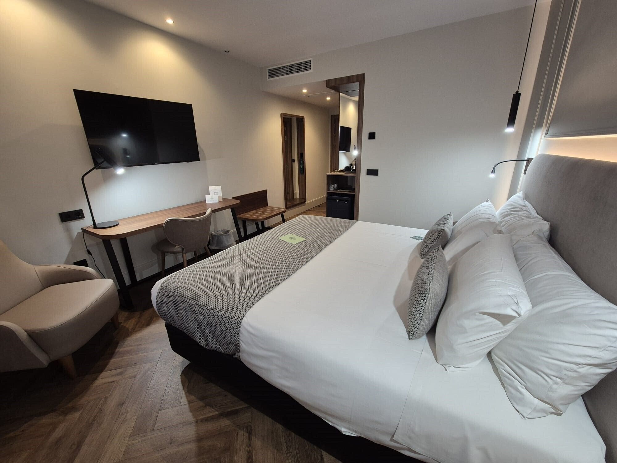 1 bedroom, premium bedding, minibar, in-room safe