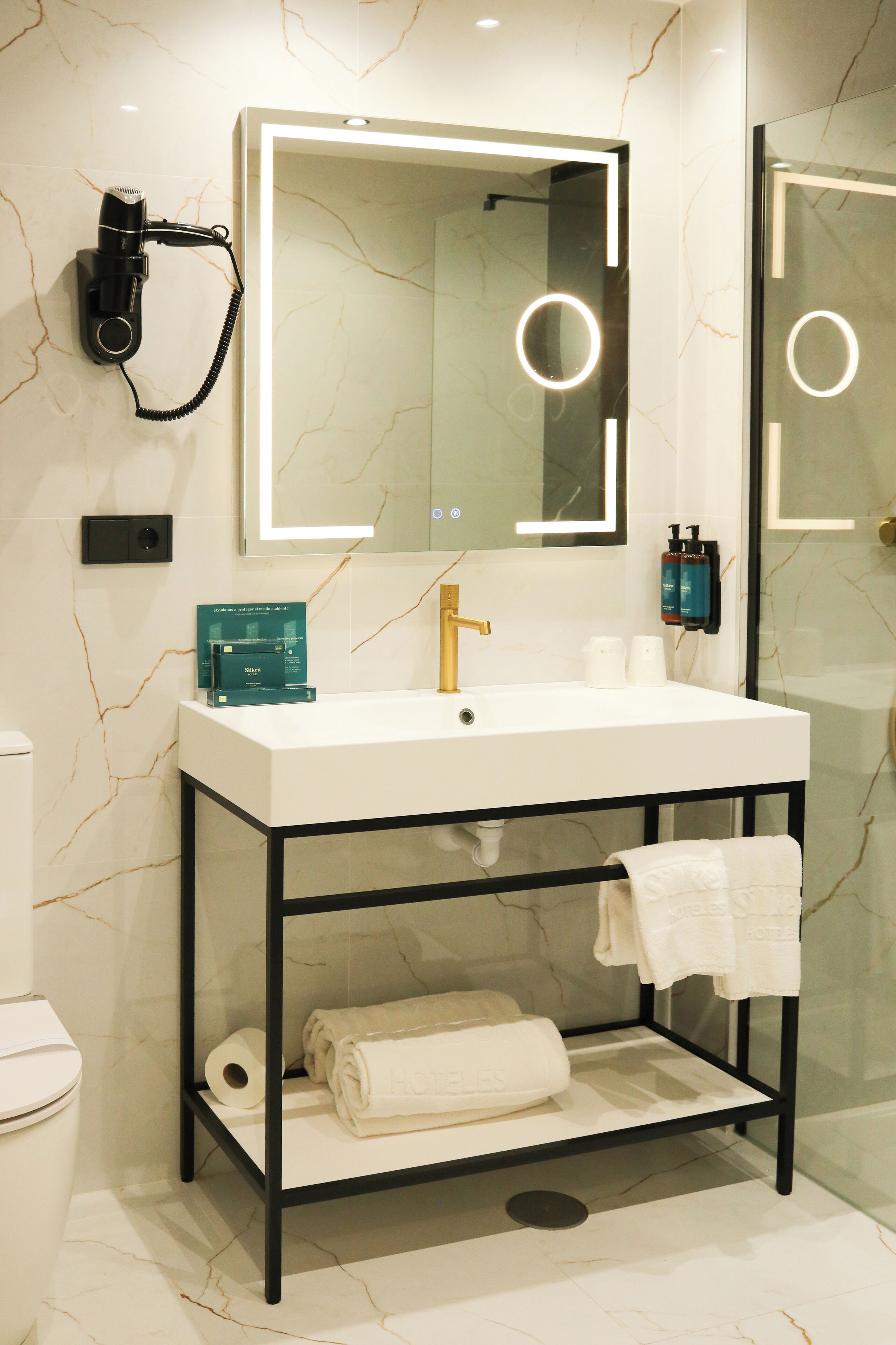 bathtub, free toiletries, towels