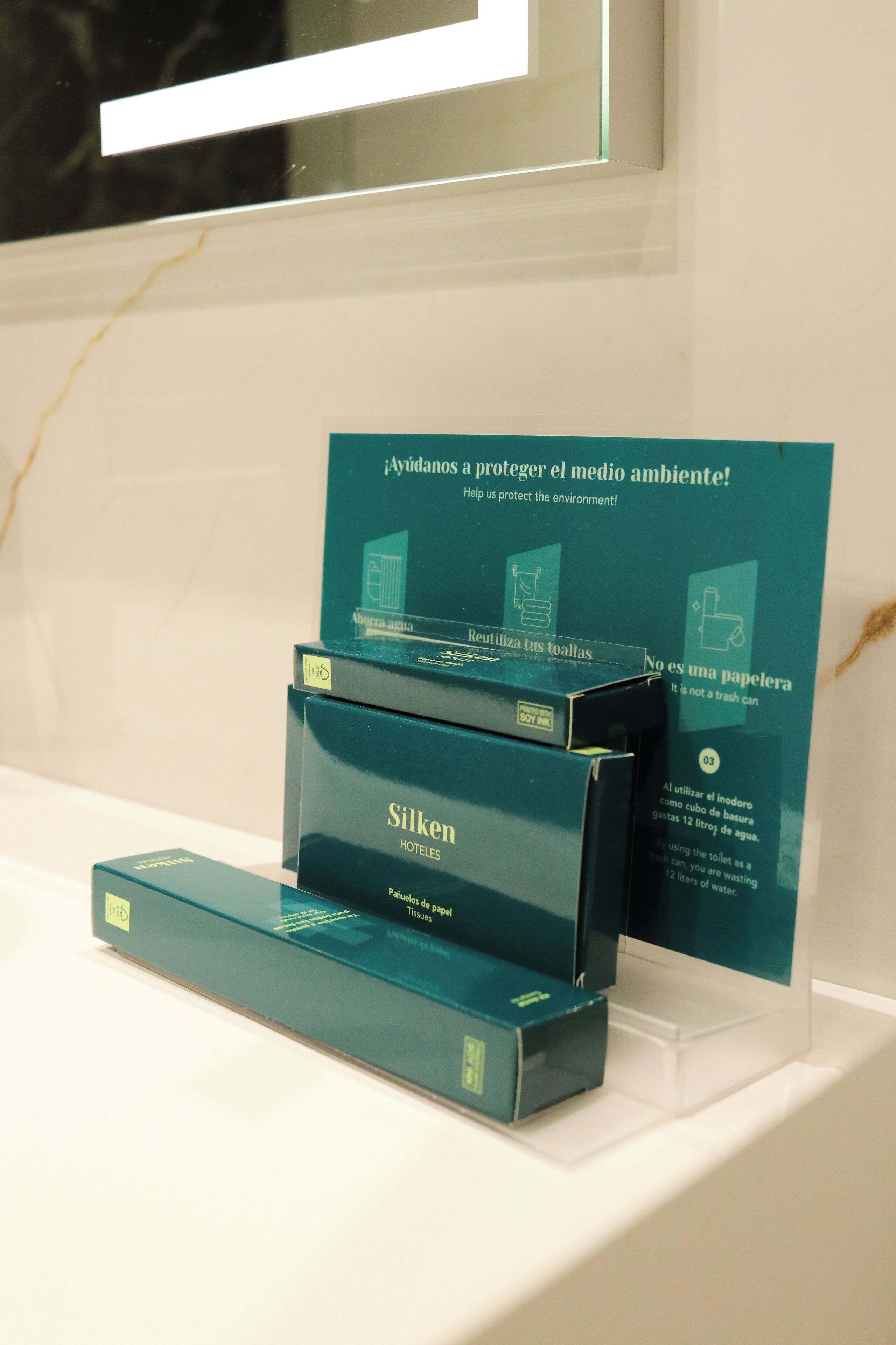 bathtub, free toiletries, towels