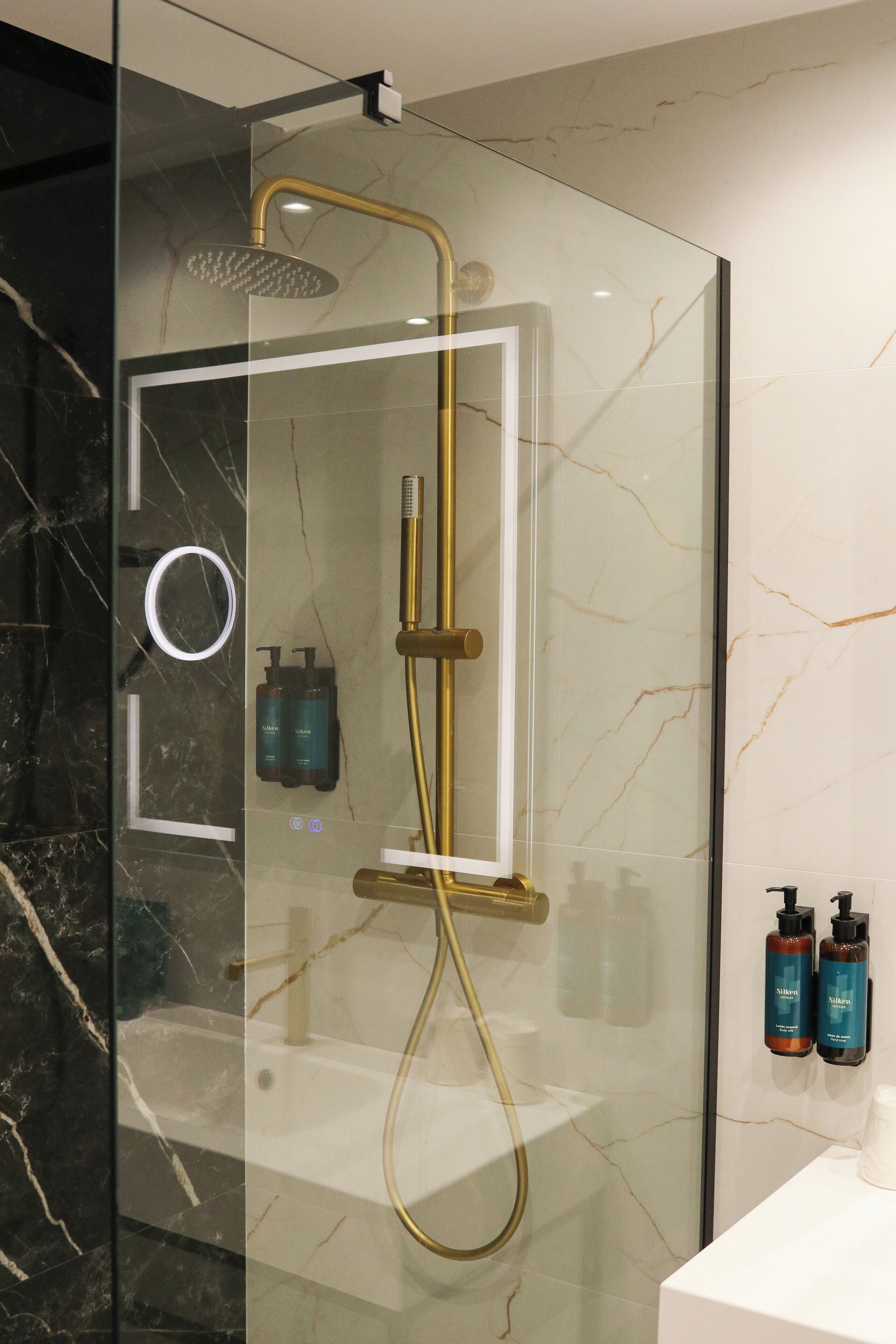 bathtub, free toiletries, towels