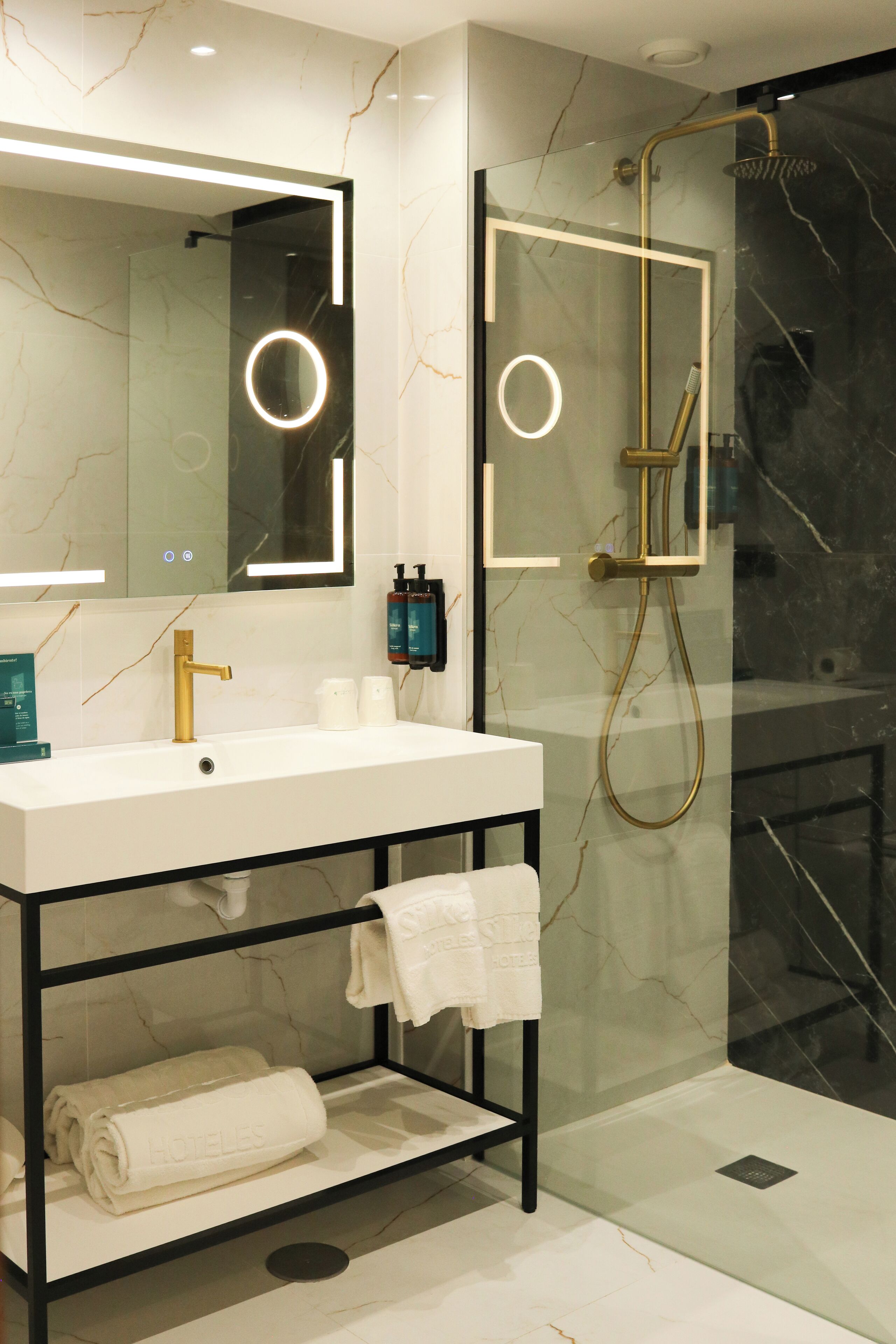 bathtub, free toiletries, towels