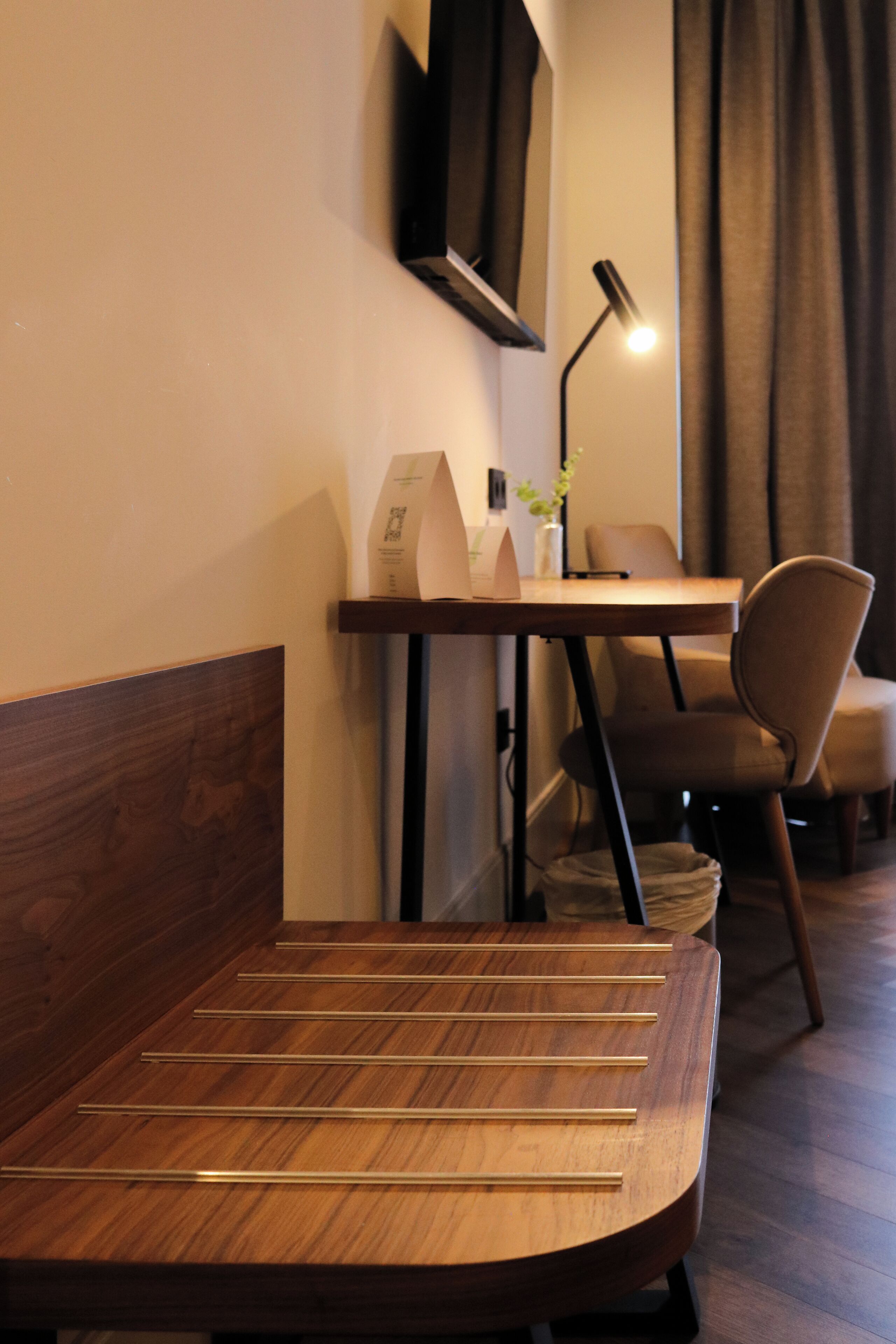 bathtub, free toiletries, towels