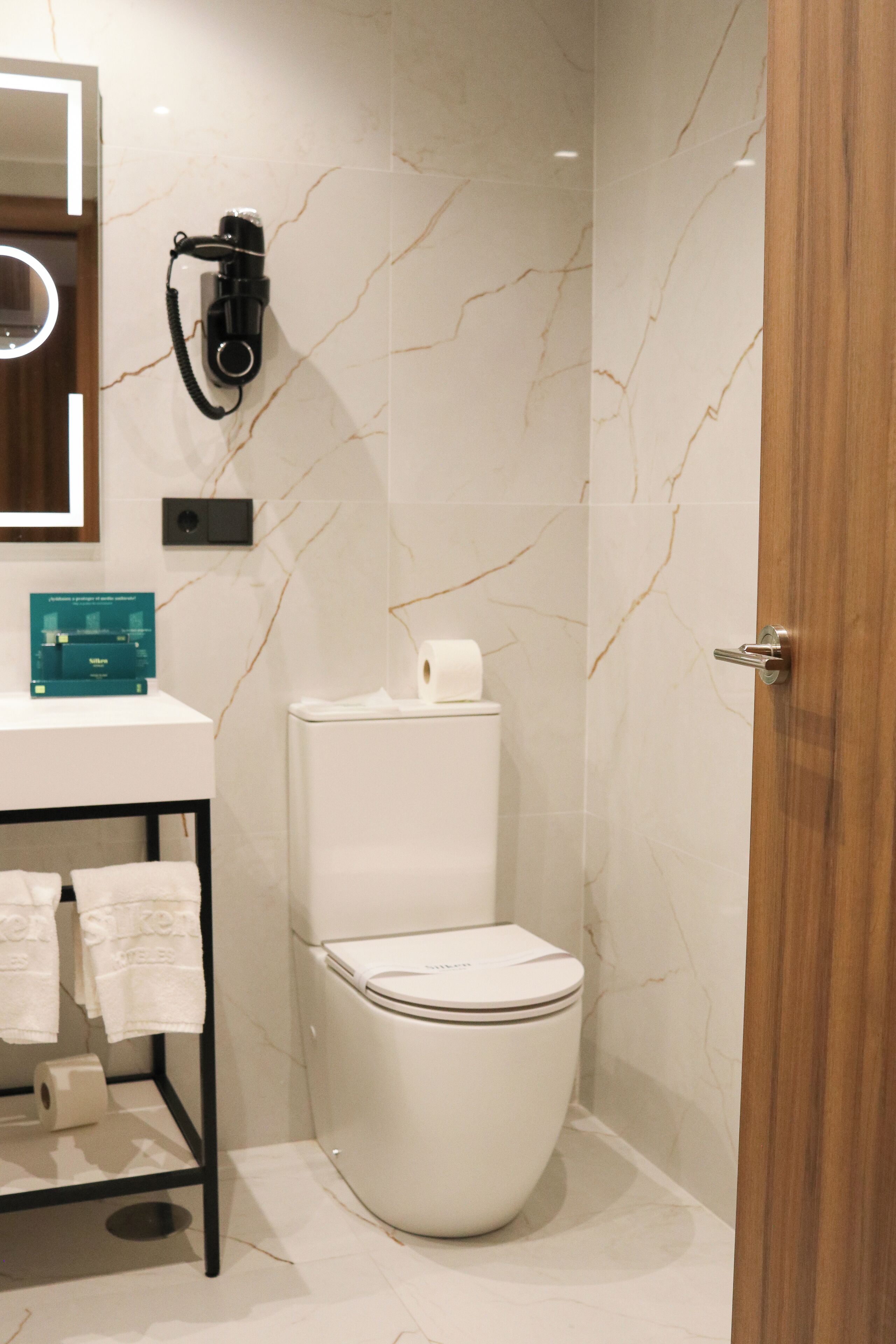 bathtub, free toiletries, towels