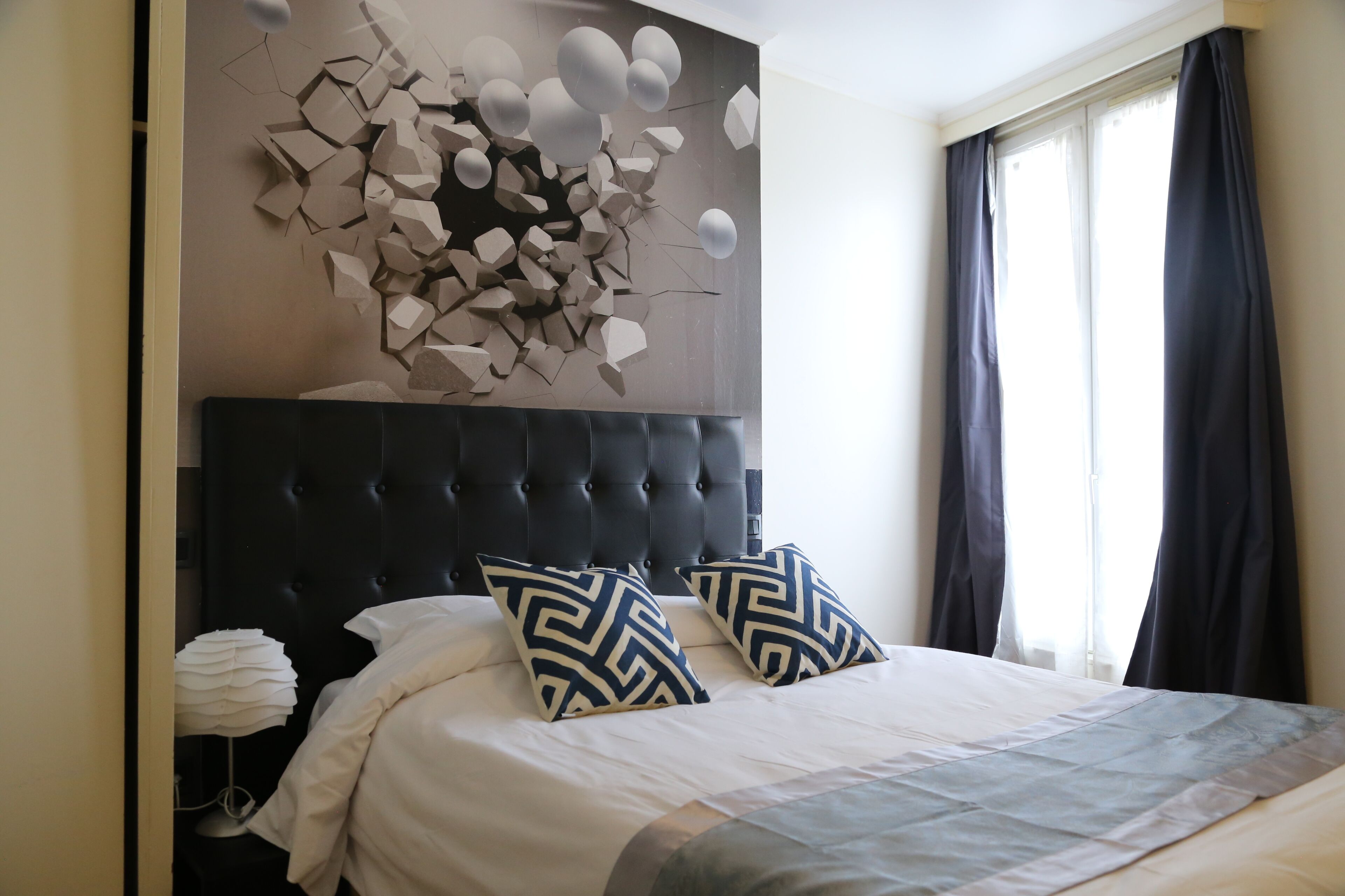 Doppelzimmer | Minibar, Zimmersafe, Schreibtisch, schallisolierte Zimmer