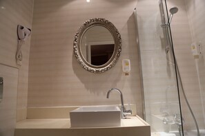 Minibar, in-room safe, desk, soundproofing - Hôtel Princesse Isabelle (Puteaux)
