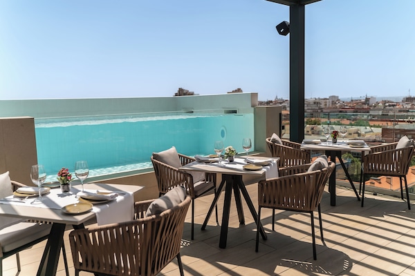 Bar junto a la piscina