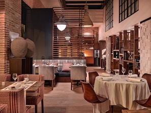 Café da manhã, almoço e jantar; culinária mediterrânea 